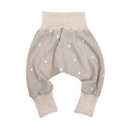 3-tlg  Musselin-Set Pumphose-Mütze-Tuch Erstlingsoutfit "Kleine Herzen" beige